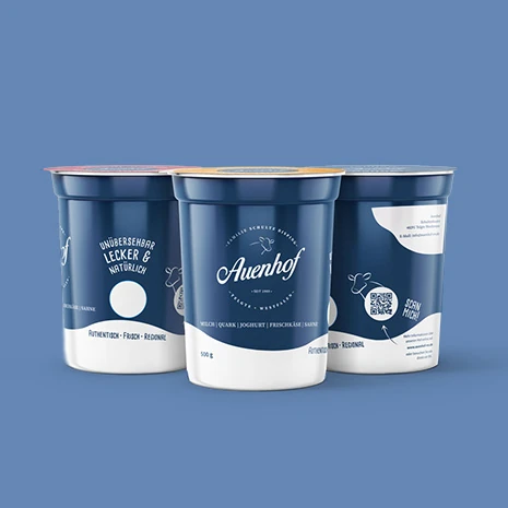 Auenhof: blaues Verpackungsdesign mit weißer Wortmarke