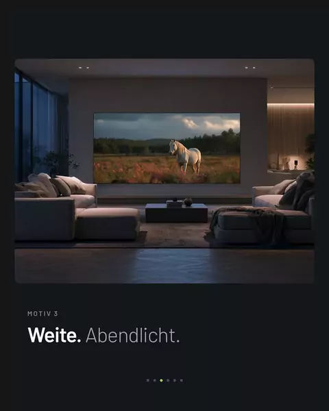 Feed-Slide: Dasselbe Wohnzimmer wie zuvor, die leuchtende Wand zeigt jetzt ein Pferd im Abendlicht, darüber „Weite. Abendlicht."