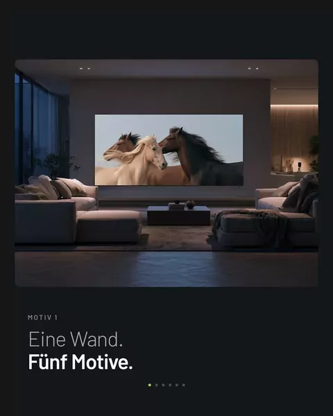 Feed-Slide: Wohnzimmer mit einer leuchtenden Wand, die zwei Pferde zeigt, darüber „Eine Wand. Fünf Motive."