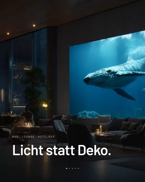 Feed-Slide: Hotelbar mit einer leuchtenden Wand, die einen Wal zeigt, darüber „Licht statt Deko."