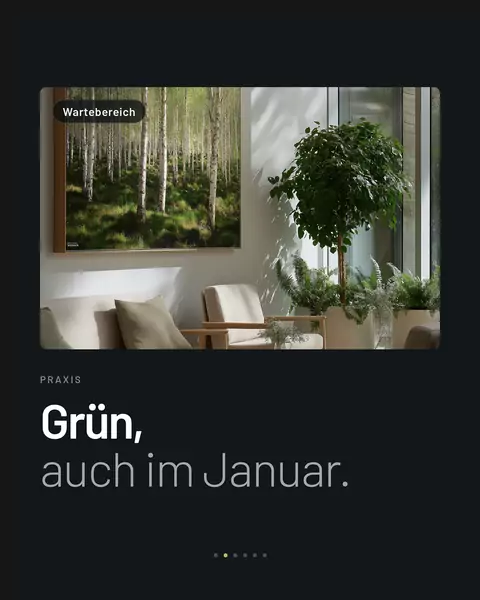 Feed-Slide: Wartebereich mit einer leuchtenden Birkenwald-Wand neben echten Pflanzen, darüber „Grün, auch im Januar."