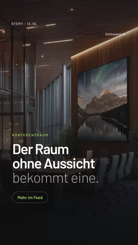 Story-Slide: Konferenzraum ohne Fenster mit einer leuchtenden Bergsee-Wand, darüber „Der Raum ohne Aussicht bekommt eine."