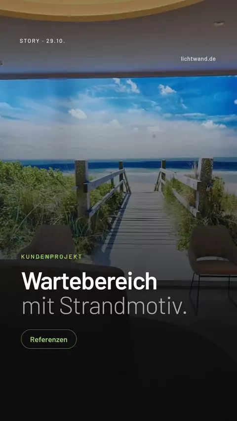 Story-Slide: Wartebereich mit einer leuchtenden Wand, die einen Holzsteg am Meer zeigt, darüber „Wartebereich mit Strandmotiv."