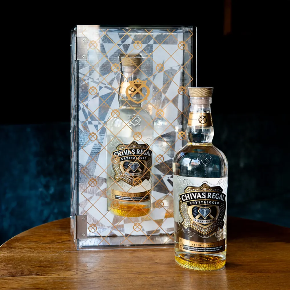 Die geschlossene Box neben der Flasche auf dem Tisch