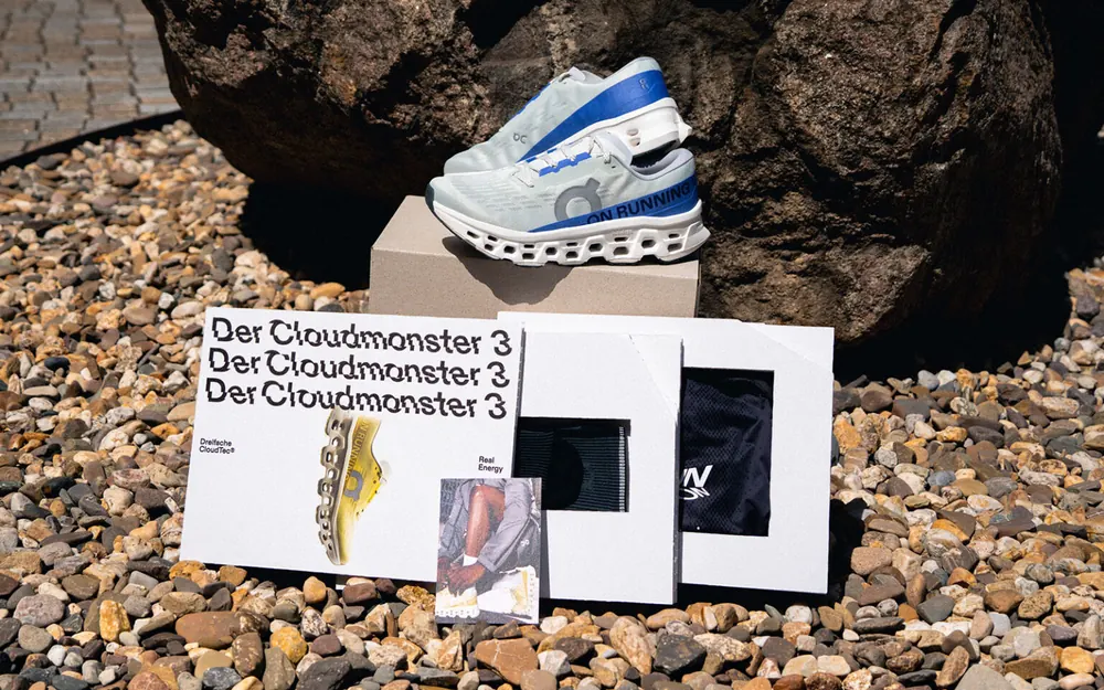 Die Schachtel mit drei Beilegern „Der Cloudmonster 3“ und einem Schuh
