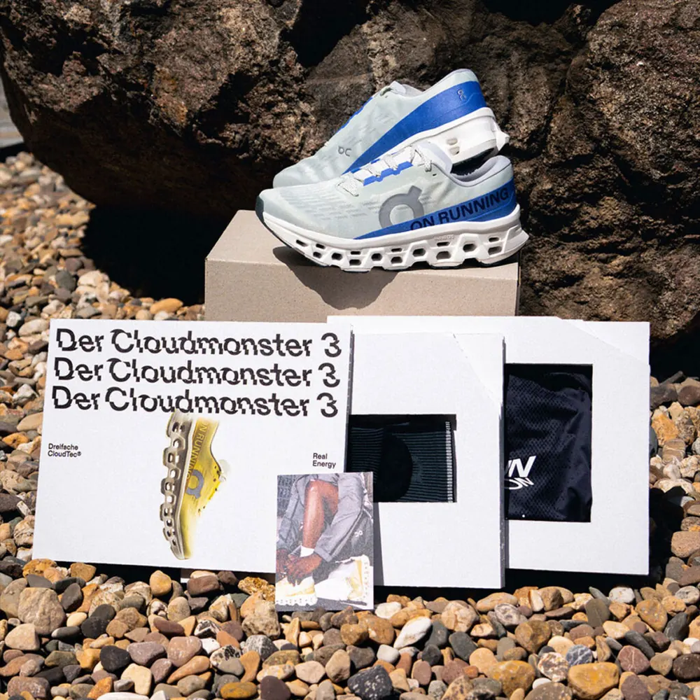 Schachtel, Beileger und Schuh nebeneinander vor dem Felsen