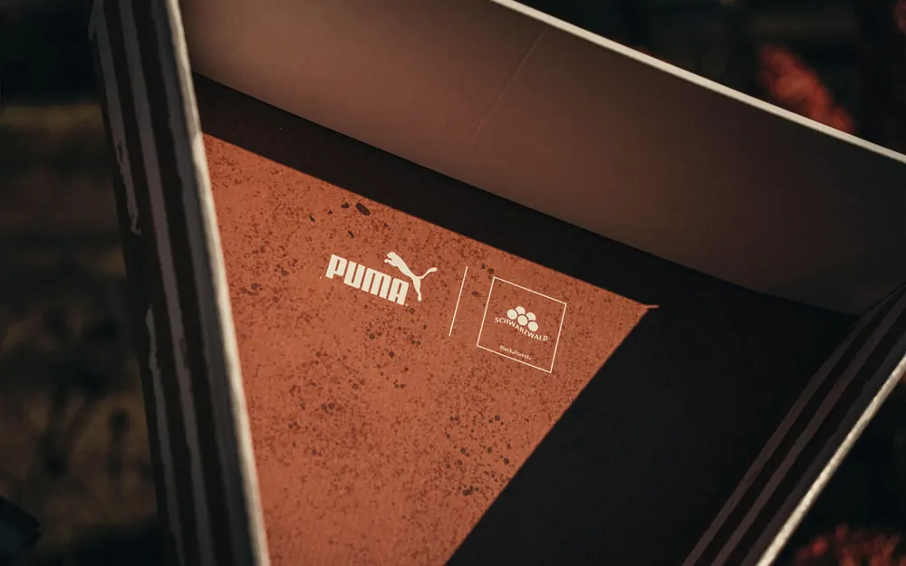 Die geöffnete Box von innen mit braunem Einleger und den Zeichen von Puma und Schwarzwald Tourismus
