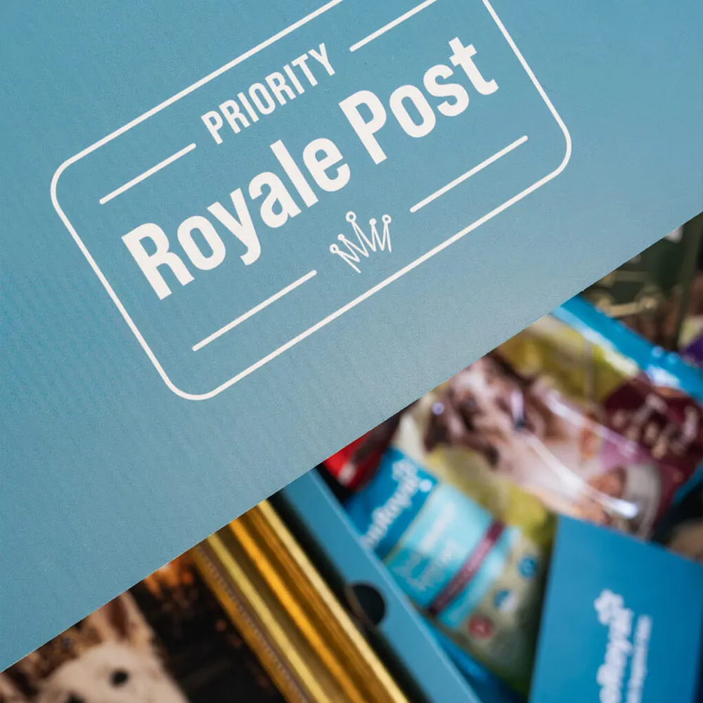 Nahaufnahme der Klappe mit dem Aufdruck „Priority Royale Post“